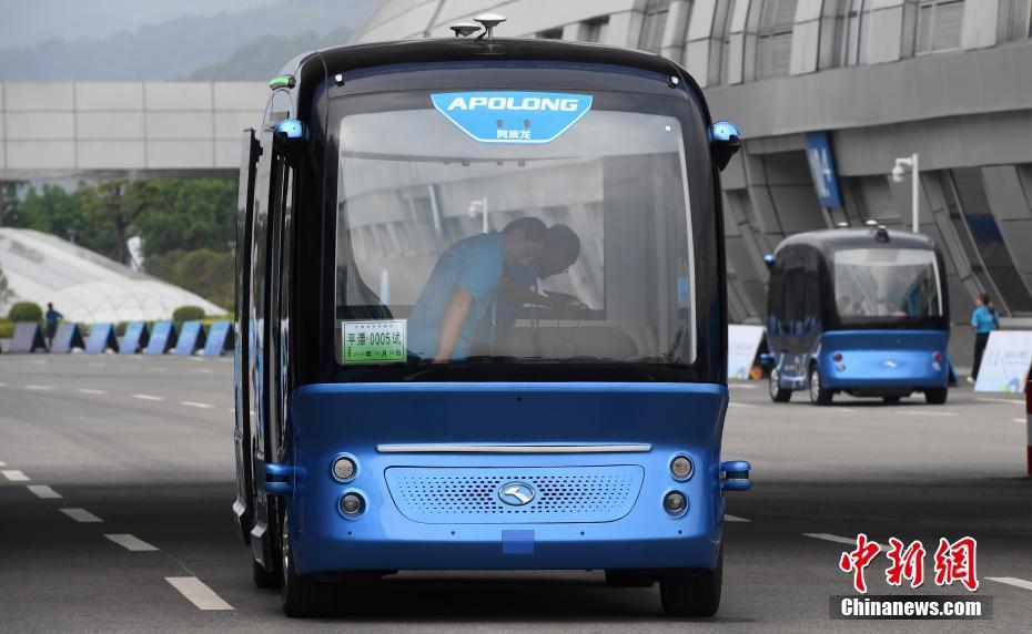 بدء اختبار أول حافلة تجارية بدون سائق في الصين