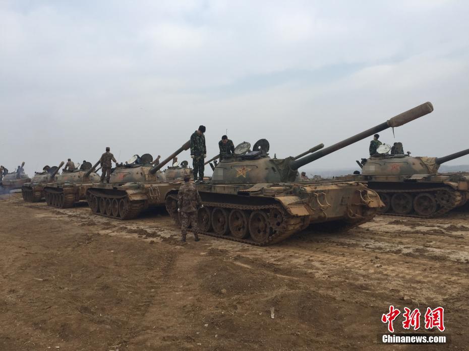 بصور:طلاب جامعة صينية يتعلمون قيادة الدبابات وتجميعها