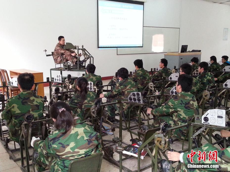 بصور:طلاب جامعة صينية يتعلمون قيادة الدبابات وتجميعها
