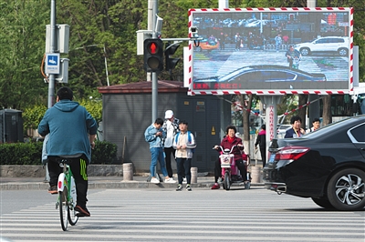 شاشة تكشف المخالفين لقوانين عبور الشارع في بكين