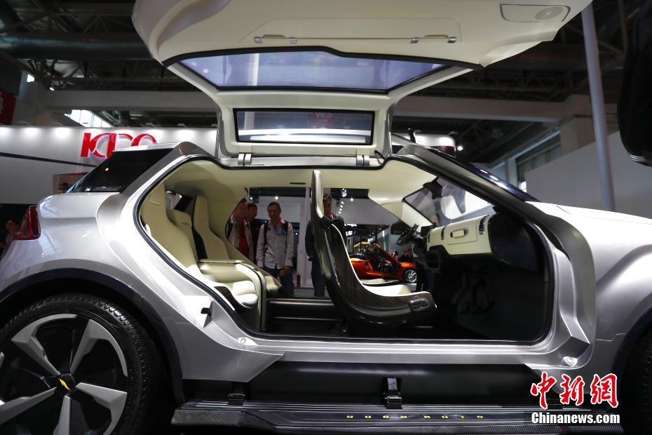 سيارات جديدة تعرض في معرض بكين الدولي للسيارات 2018