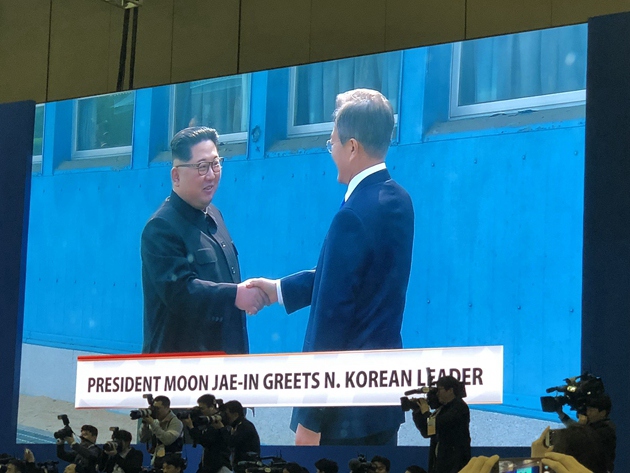 الرئيس الكوري الجنوبي يلتقي الزعيم الأعلى لكوريا الديمقراطية في بانمونجوم
