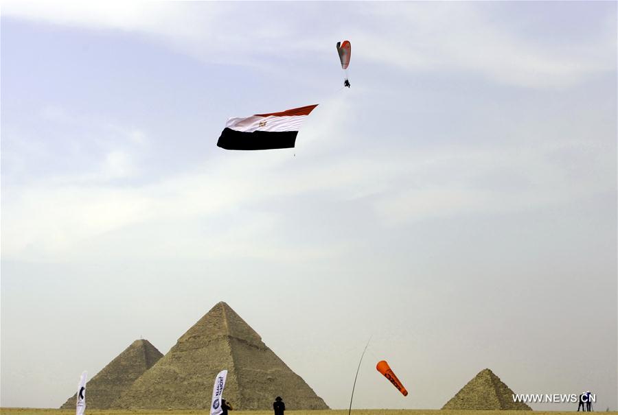 مقالة : رياضيون من 16 دولة يحلقون بالمظلات فوق الأهرامات للترويج للسياحة في مصر