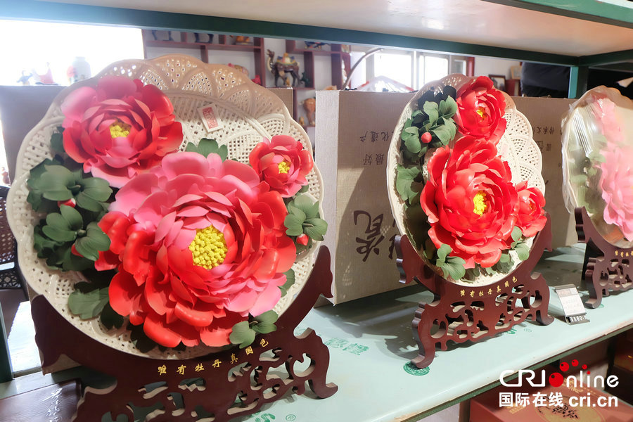 زهرة الفاوانيا وفن الخزف في مدينة لوهيانغ