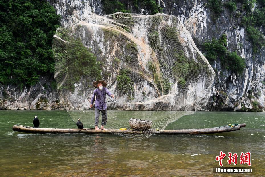 صياد صيني فى سن الـ 79 موديل مشهور في نهر ليجيانغ