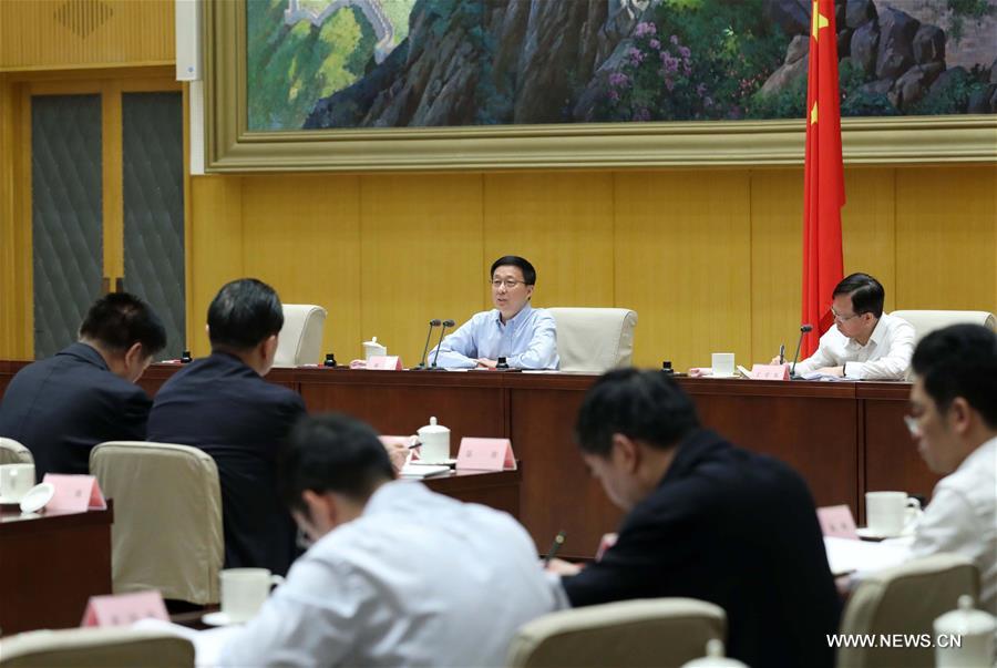 نائب رئيس مجلس الدولة الصيني يحث على تعزيز الإصلاح المؤسسي