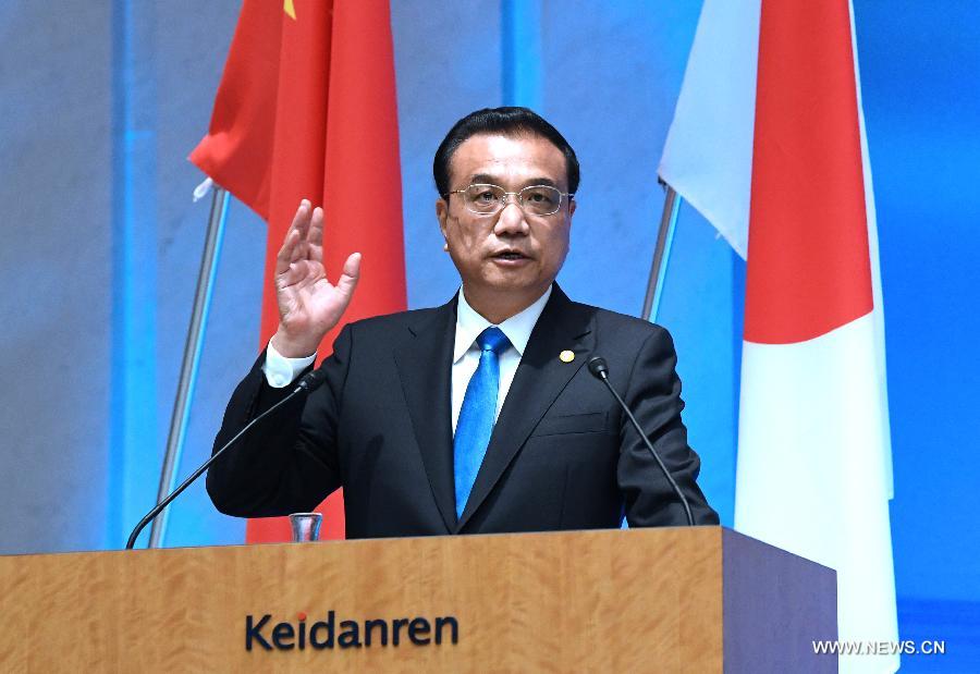 تقرير إخباري: رئيس مجلس الدولة الصيني يحث الصين واليابان وكوريا الجنوبية على حماية التجارة الحرة وتعزيز التعاون