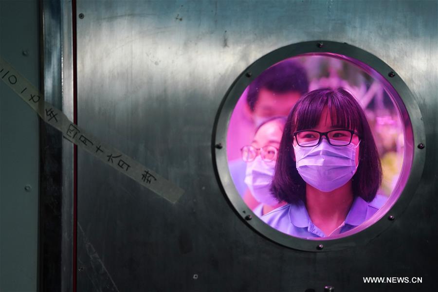 صينيون يعيدون كتابة الرقم القياسي ويعيشون 370 يومًا في كابينة اكتفاء ذاتي فضائية محاكية