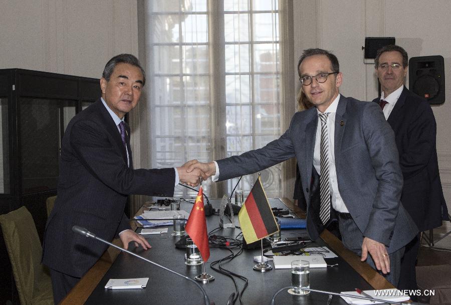 وزير الخارجية الصيني ونظيره الألماني يتفقان على تعزيز التبادلات الاستراتيجية