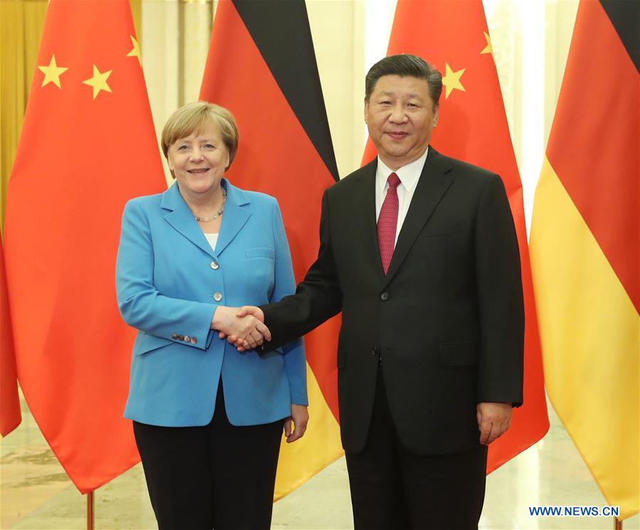 شي يجتمع مع ميركل ويدعو إلى ارتقاء العلاقات بين الصين وألمانيا إلى مستوى أعلى