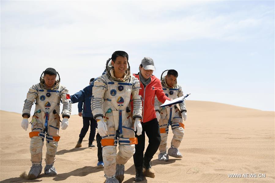 رواد فضاء صينيون يكملون تدريب البقاء على قيد الحياة في الصحراء