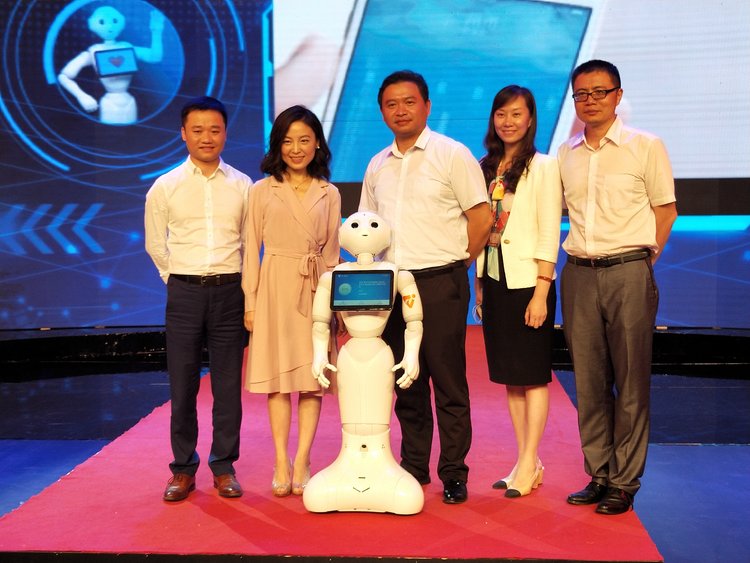 مذيع روبوت يقدم برنامجا تليفيزيونيا في الصين