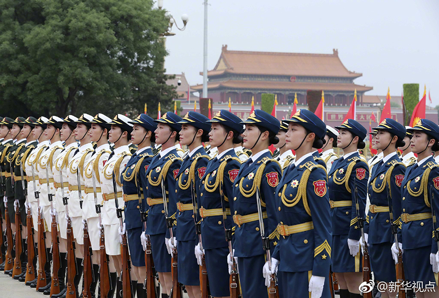 صور: تشكيلة نسائية لحرس الشرف التابع لجيش التحرير الشعبي
