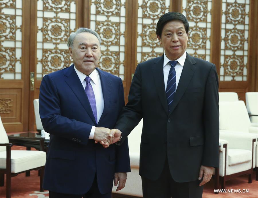كبير المشرعين الصينيين يلتقي برئيس قازاقستان في بكين