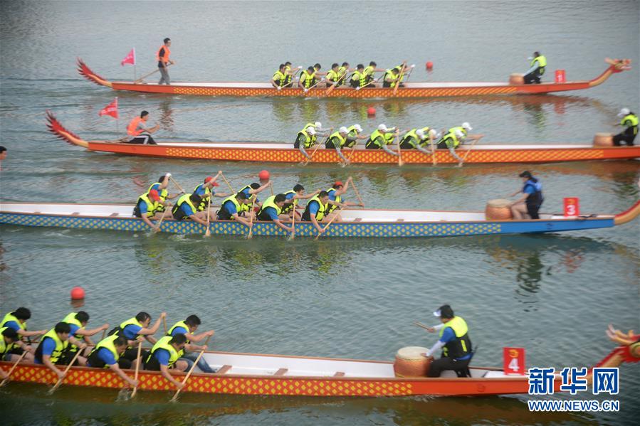 يانغتشو: تنظيم سباق قوارب التنين احتفالا بعيد دوانوو