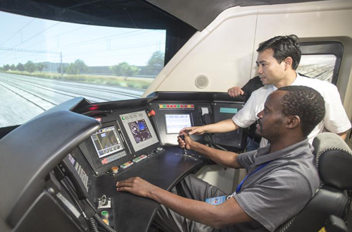 أجانب يزورون قاعدة صينية لتعليم قيادة القطار فائق السرعة