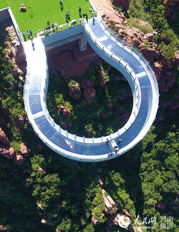 بالصور: اكتمال بناء أطول ممر زجاجي دائري معلق في العالم
