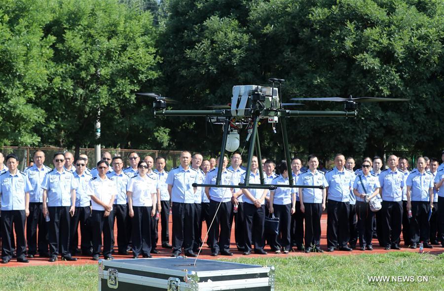 الصين تقيم أول تدريبات لتشغيل طائرات دون طيار بين رجال الشرطة