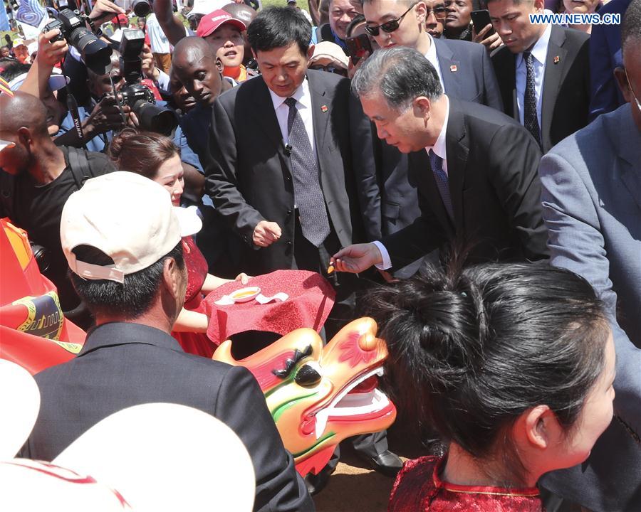 كبير المستشارين السياسيين الصينيين يزور أوغندا لتعزيز التعاون الثنائي