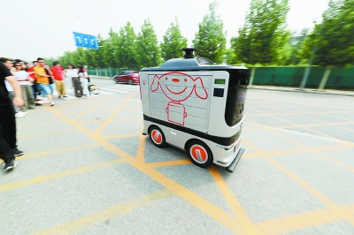 روبوتات التوصيل السريع للطلبات تطأ شوارع بكين