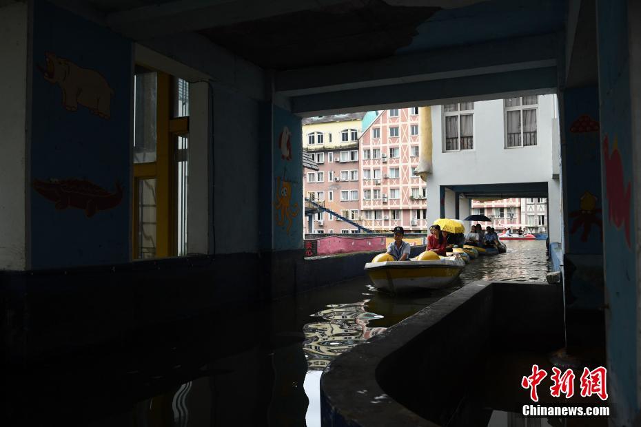 منظر فريد.. قناة تمر بين المباني في تشونغتشينغ