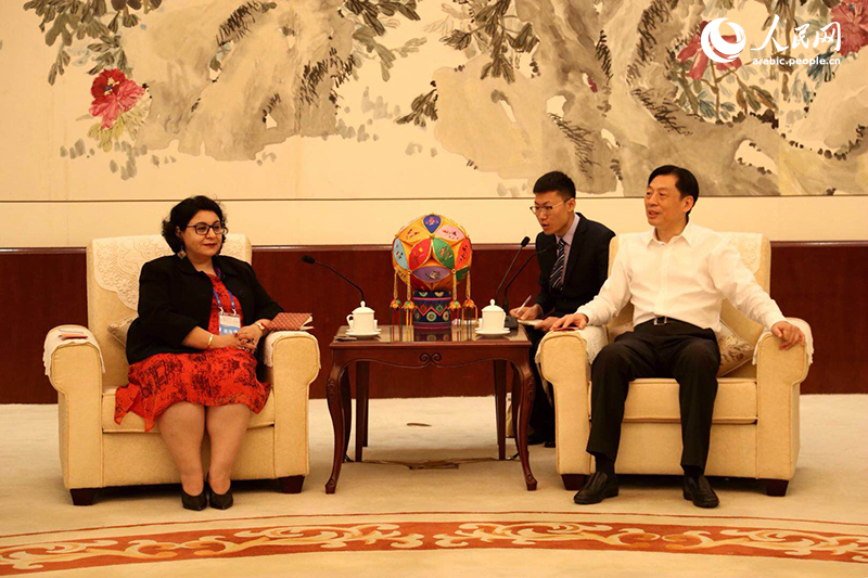 نائب الأمين العام للجنة الحزب الشيوعي الصيني لمقاطعة قوانغشي يستقبل الوفد الاعلامي الأجنبي الزائر