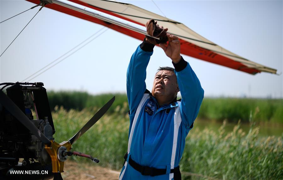 مزارع يحقق حلمه بصنع وقيادة طائرة في شمال غربي الصين