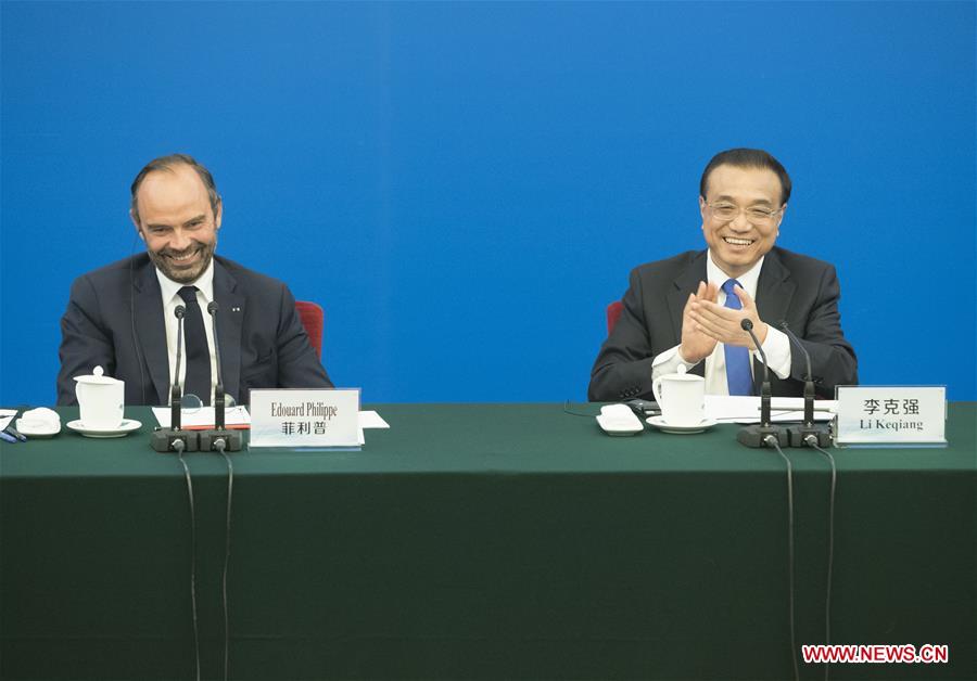 رئيس مجلس الدولة الصيني ورئيس الوزراء الفرنسي يحضران ندوة لمنظمى الأعمال