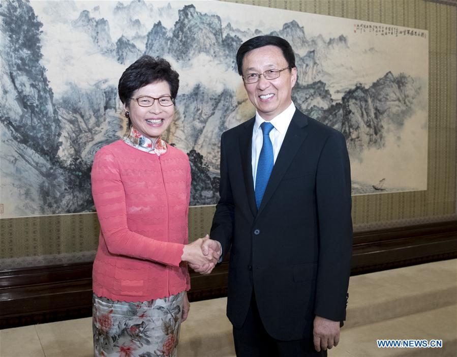 نائب رئيس مجلس الدولة يجتمع مع الرئيسة التنفيذية لمنطقة هونج كونج الإدارية الخاصة