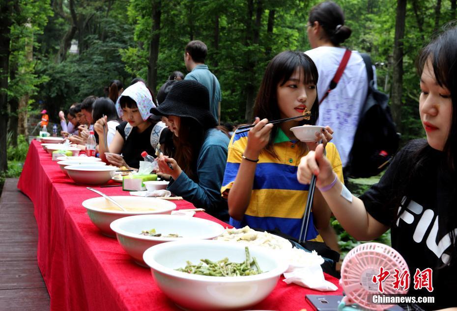 الطلبة الأجانب يعدون جياوزي في جبل وسط الصين