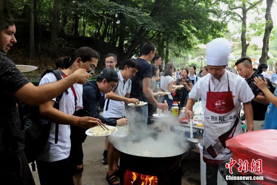 الطلبة الأجانب يعدون جياوزي في جبل وسط الصين