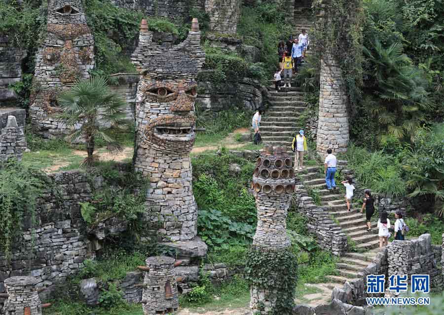 مسن صيني يبدع قلعة سحرية في غابة بقويتشو