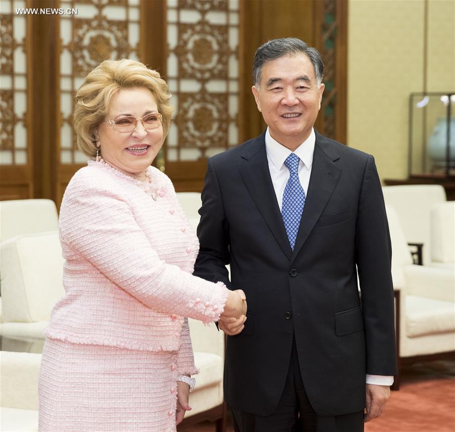 كبير المستشارين السياسيين الصينيين يجتمع مع رئيسة مجلس الاتحاد الروسي