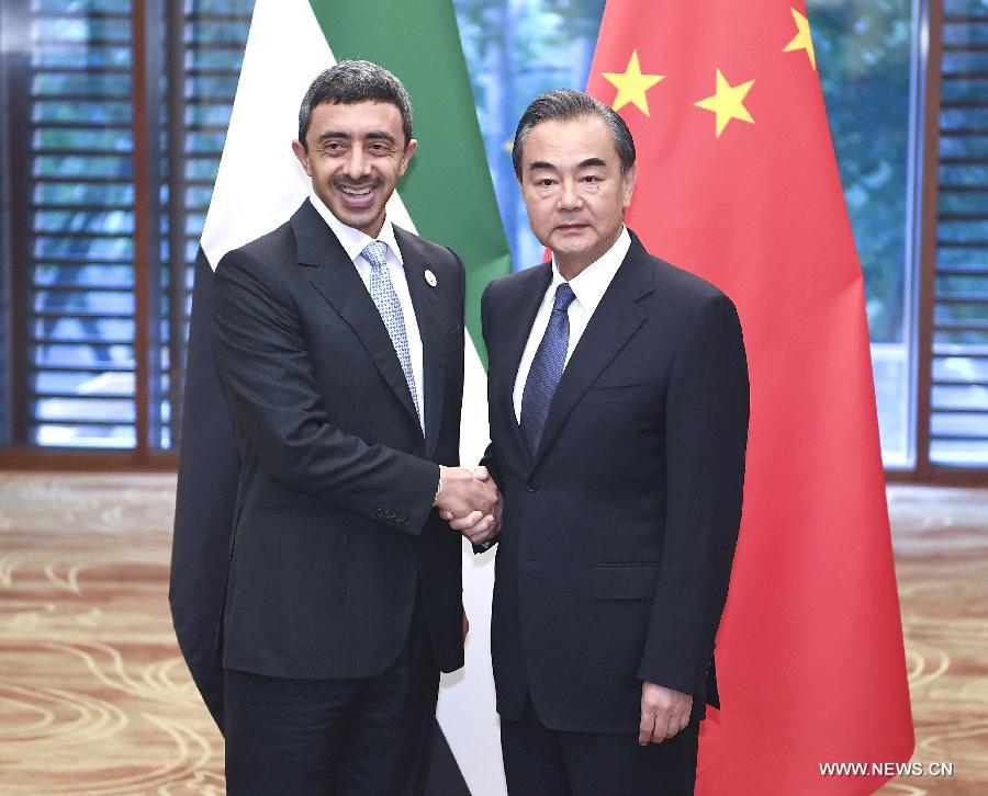 عضو مجلس الدولة الصيني وانغ يي ووزير الخارجية الإماراتي يبحثان تعزيز العلاقات الثنائية