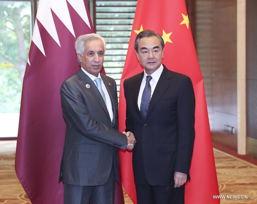 وزير الخارجية الصيني يعقد محادثات مع نظيره القطري