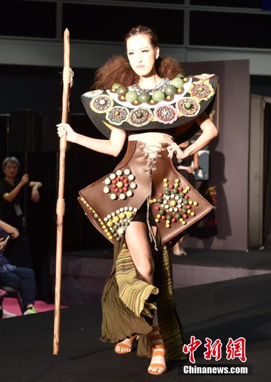 عرض أزياء مصنوعة من الشوكولاتة في هونغ كونغ