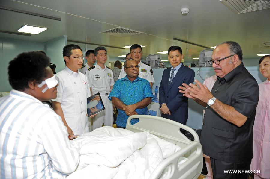 رئيس وزراء بابوا نيو غينيا يزور سفينة مستشفى صينية ويشيد بمهمتها الانسانية