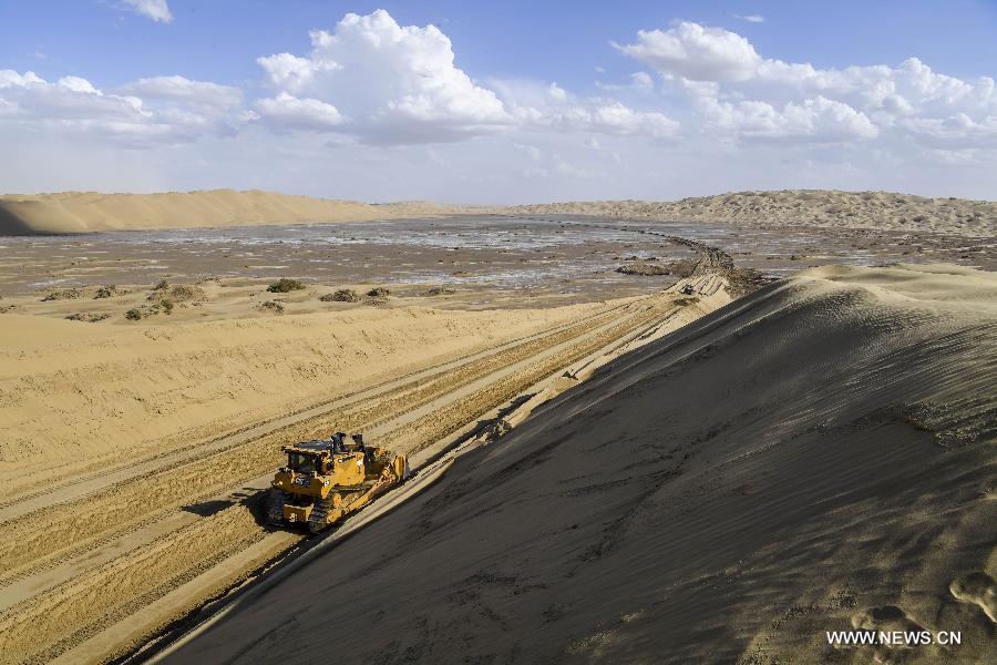 الصين تبني طريقا وسط ثاني أكبر صحراء متحركة في العالم
