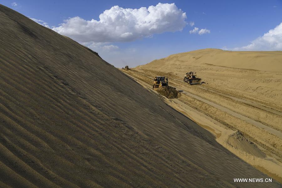الصين تبني طريقا وسط ثاني أكبر صحراء متحركة في العالم