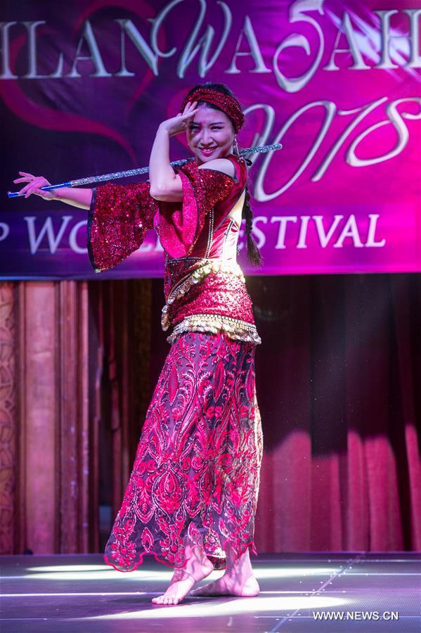 راقصة صينية تقدم عرضا في مهرجان الرقص الشرقي في القاهرة