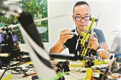 صيني يصنع دراجة نارية طائرة