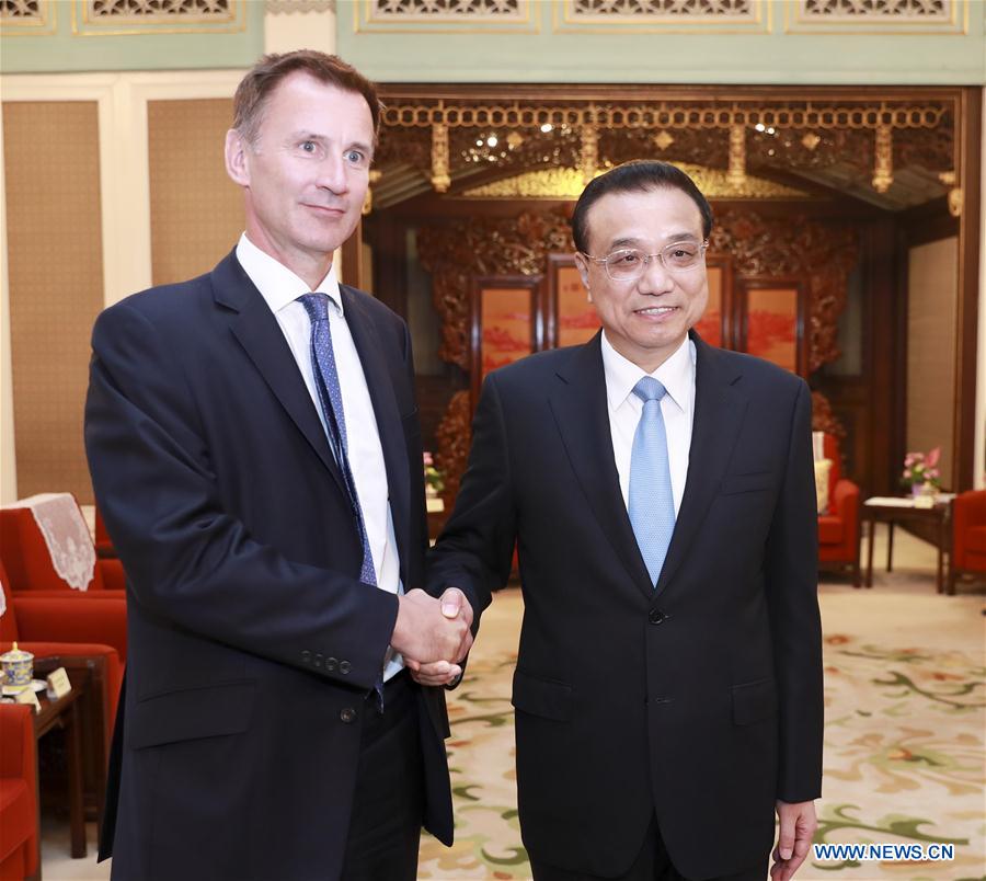 رئيس مجلس الدولة الصيني يلتقي بوزير الخارجية البريطاني
