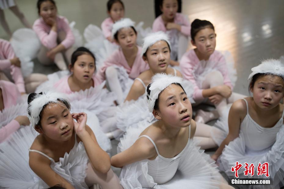 قصة بالصور: بجعات الباليه الصغيرات في قرية صينية