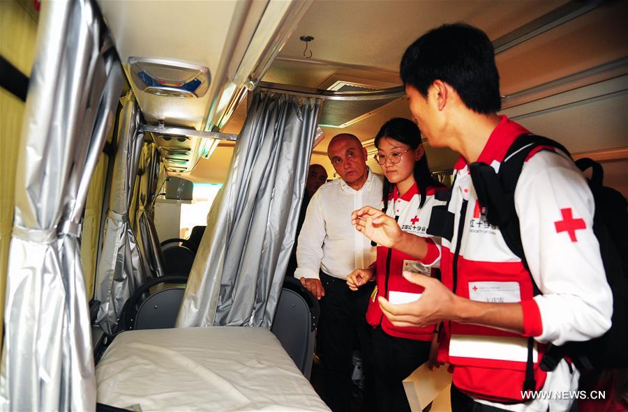 الصليب الأحمر الصيني يتبرع بعيادات متنقلة وسيارات إسعاف لسوريا