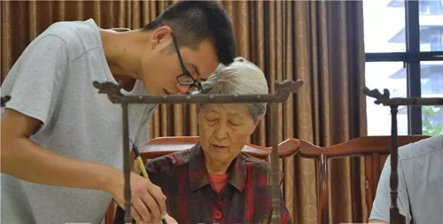 تعايش بين المسنين والشباب في دار لرعاية المسنين بهانغتشو 