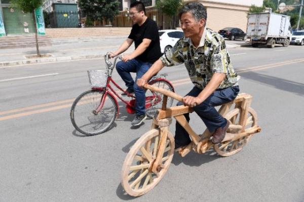 نجار صيني يصنع دراجة بالكامل من الخشب