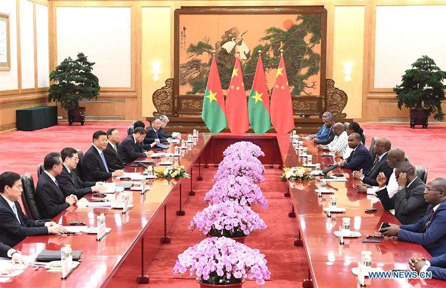 الصين وبوركينا فاسو تتفقان على فتح فصل جديد في التعاون الثنائي الودي 