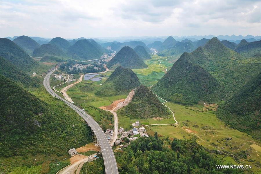 طريق سريع بين تضاريس الكارست في مقاطعة قويتشو الصينية