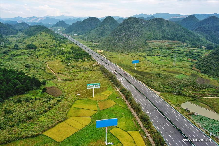 طريق سريع بين تضاريس الكارست في مقاطعة قويتشو الصينية