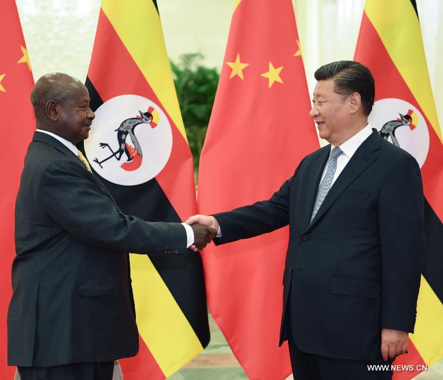 شي يجتمع مع الرئيس الأوغندي